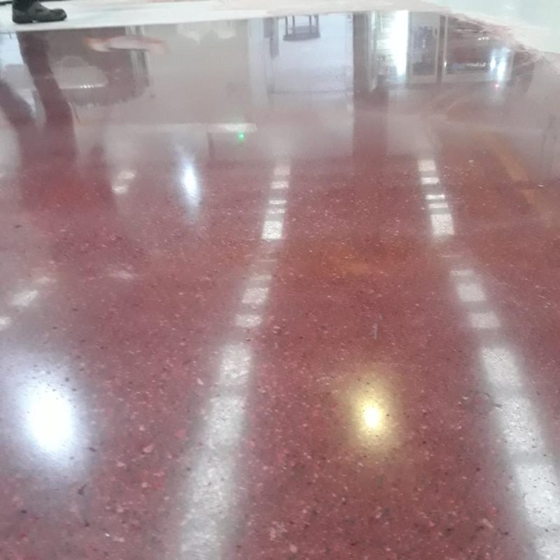 Kırmızı renklendirilmiş parlatılmış beton zemin