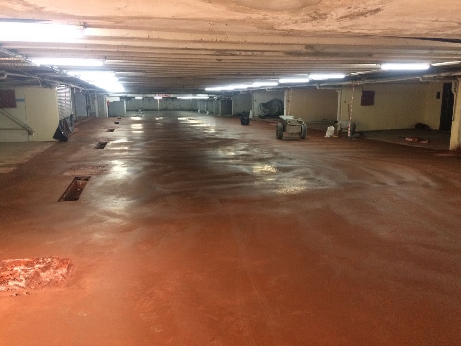 Terracotta renkli beton zemin, kapalı otopark