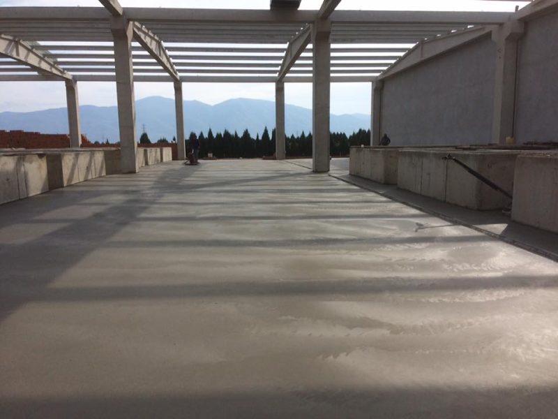 Açık otopark yapısında renklendirilmiş beton saha