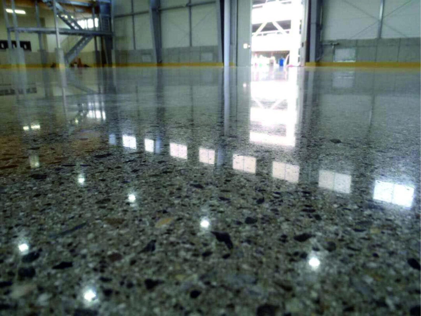 Tam parlak parlatılmış beton zeminde ışık yansıması