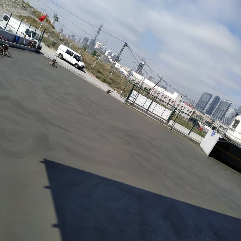 Açık alanda perdahlanmış beton saha