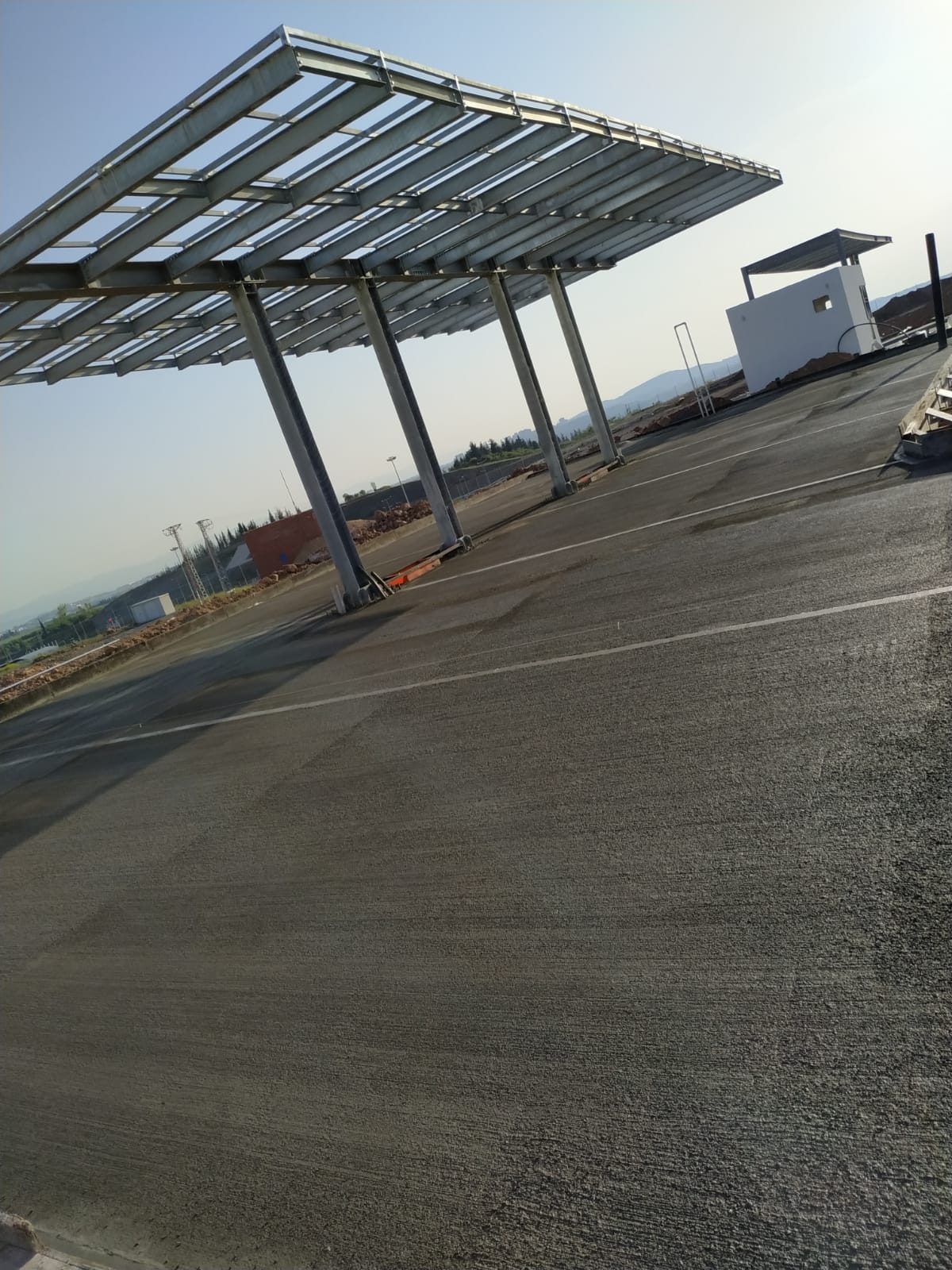 Kanopi altında dökülmüş beton saha