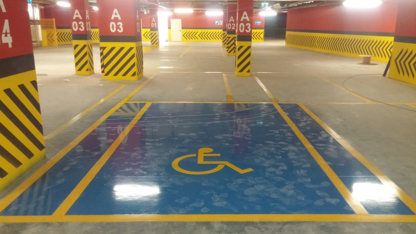 Engelli park yeri, mavi zemin ve sarı sembol