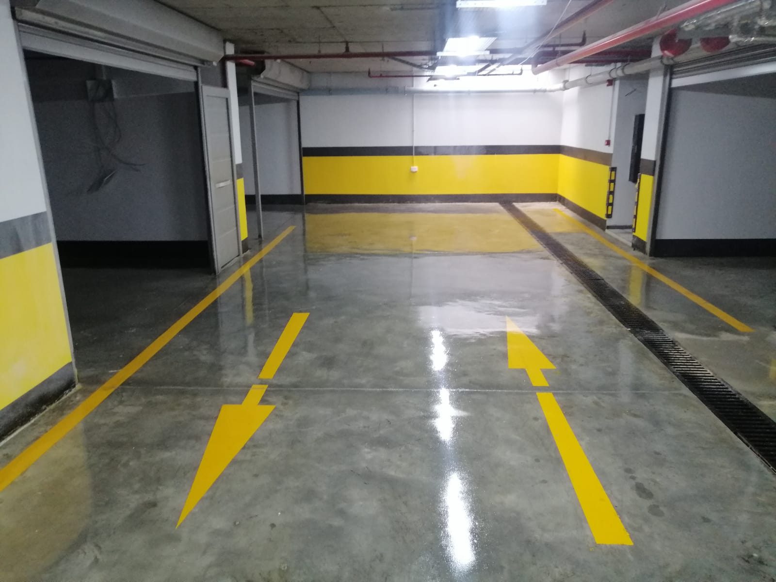 Cilalı otopark zemininde park bölmesi çizgileri