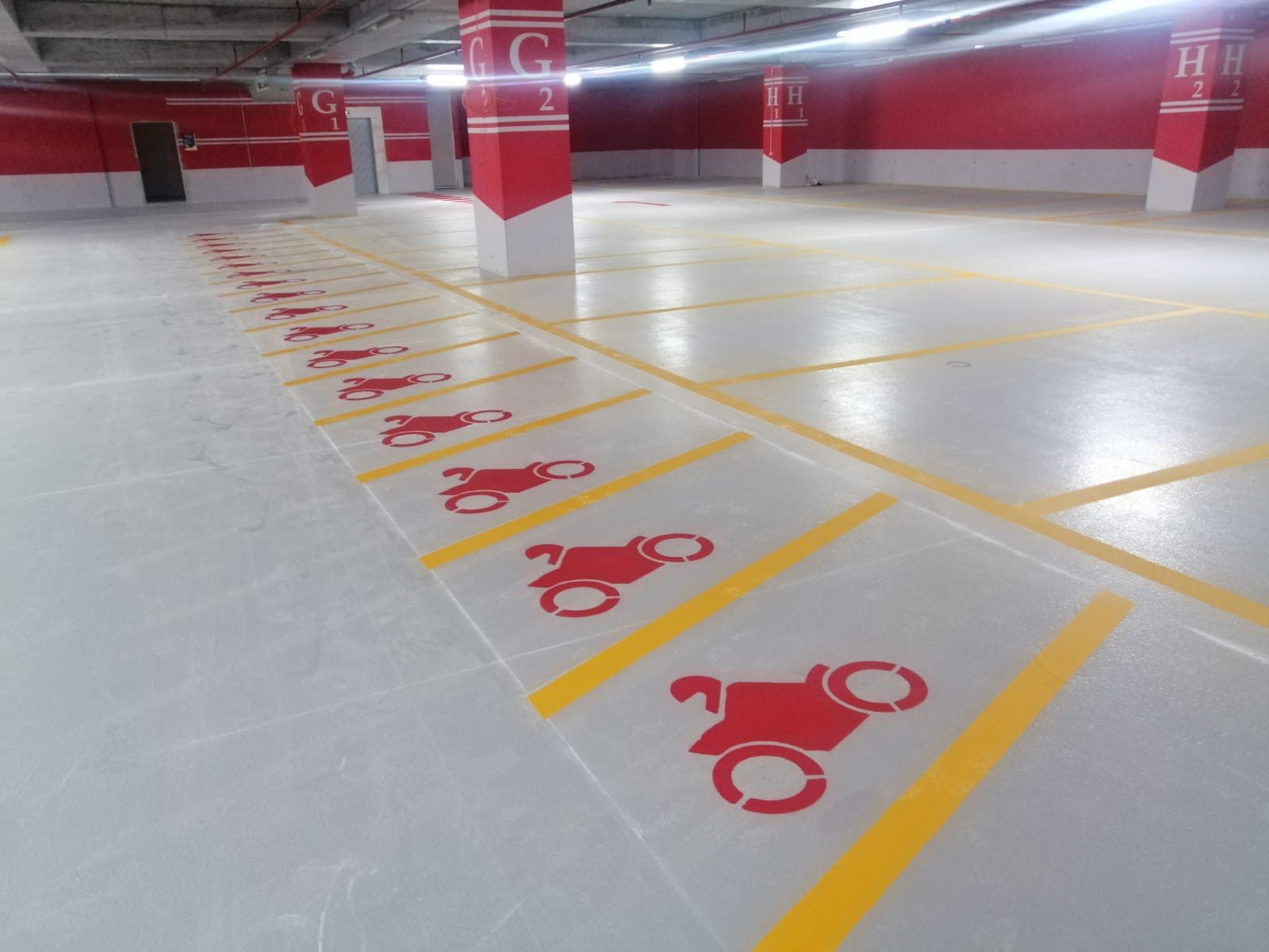Otopark katında cilalı zemin ve turuncu şerit